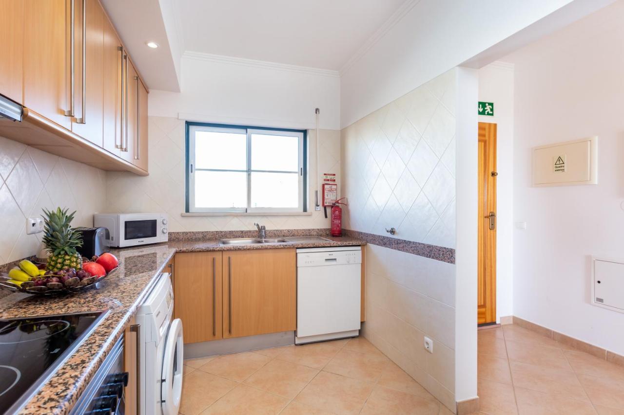 Lovely 2 Bedroom Apartment Including Pool, Stunning Ocean Views & Beach Closeby Praia Da Luz Екстер'єр фото