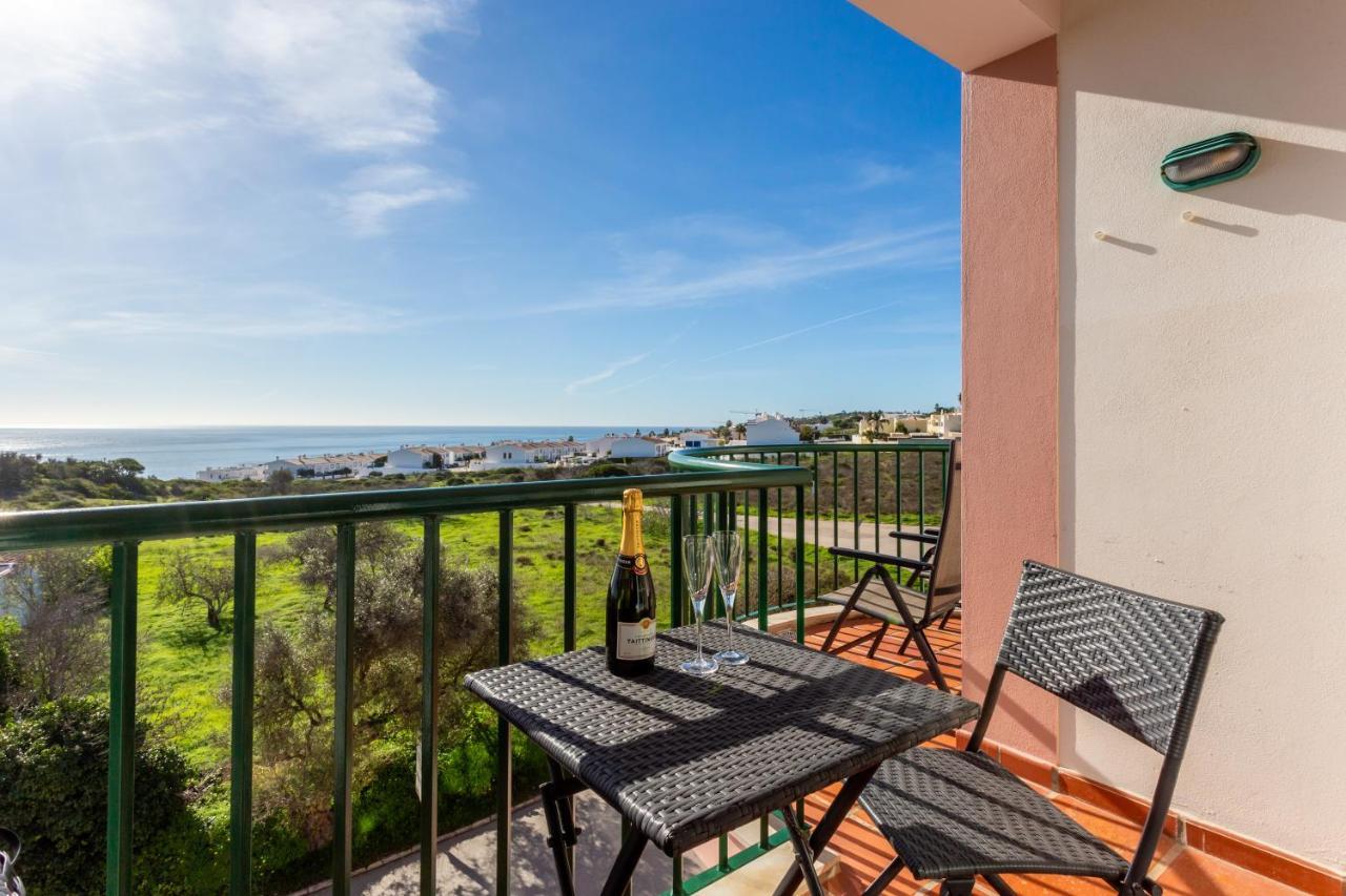 Lovely 2 Bedroom Apartment Including Pool, Stunning Ocean Views & Beach Closeby Praia Da Luz Екстер'єр фото